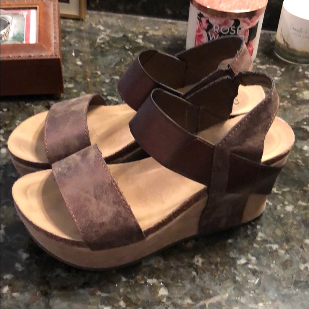 Pierre Dumas wedges, size 8
